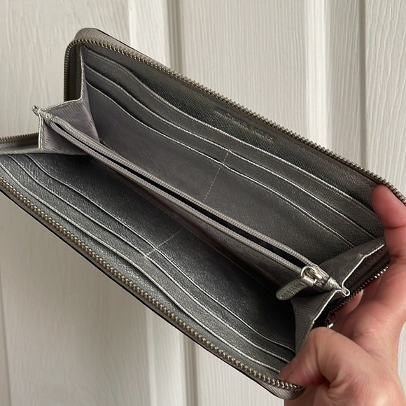 Michael Kors Long Wallet EUC - Picture 6 of 8